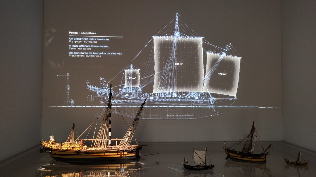 Zeichnung und Modell eines gallischen Ponto, wie er im Mittelmeer zum Einsatz kam. Ein Ruder ist hochgezogen, das andere im Wasser.